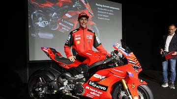 Marc Márquez junto a una de las 293 réplicas de la Panigale V4 que ha fabricado Ducati desde su prototipo de MotoGP.