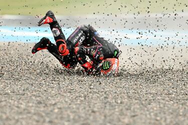 El piloto italiano de Aprilia Racing, Marco Bezzecchi, se va al suelo tras la salida.