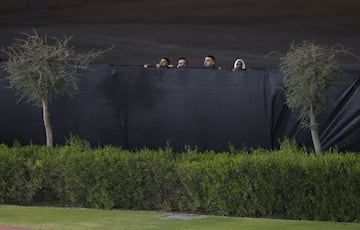 Un grupo de seguidores viendo el entrenamiento.