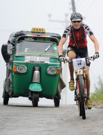 Un participante en la Rumble, carrera en bicicleta de montaña, en la selva Kudaoya, en el barrio sureste de Moneragala de Sri Lanka, el 19 de noviembre de 2014. Unos 40 participantes de 17 países están participando en el evento, incluyendo ciclistas de Australia, Canadá, Francia, Hungría, India, Italia, Japón, Nepal, Países Bajos, Polonia, España, Suecia, Gran Bretaña, EE.UU., Alemania, Suiza y Sri Lanka.