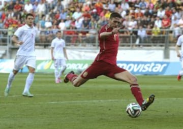 El delantero de España Munir El Haddadi (c) controla el balón durante el partido de vuelta de la eliminatoria de acceso a la fase final del Campeonato de Europa Sub 21 que disputan frente a Serbia en el estadio Ramón de Carranza. 