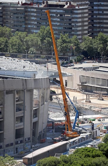 Con la tercera grada demolida casi en su totalidad, las obras de remodelacin del Camp Nou avanzan hasta el momento segn los plazos establecidos.