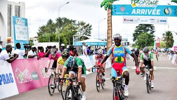 Biniyam Ghirmay celebra su victoria al sprint en la tercera etapa de La Tropicale Amissa Bongo.