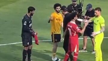 Klopp va a abrazar a Salah para despedirse y el egipcio le responde así: ¡tenso momento!