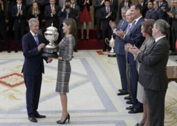 Gonzalo Marín, padre de la campeona del mundo de bádminton Carolina Marín, recoge de manos de la Reina el 'Premio Reina Letizia', otorgado a su hija por ser la española más distinguida durante el año en su actuación deportiva a nivel nacional e internacional, durante la ceremonia de entrega de los Premios Nacionales del Deporte 2014.