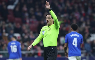 El árbitro, José Luis Munuera Montero, durante el encuentro entre el Atlético y el Getafe.