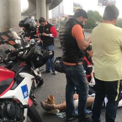 Miguel Herrera auxilia a motociclista tras accidente
