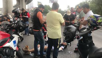 Miguel Herrera auxilia a motociclista tras accidente