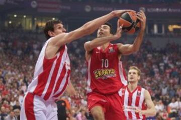 El gigante del Estrella Roja Marjanovic (2,21) tapona con facilidad a Sloukas.