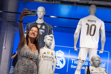 Tienda del Bernabéu con las camisetas de Mbappé.