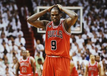 Nacido en Wau, un pueblo situado al este de Sud¨¢n del Sur, disput¨® 15 temporadas la NBA. En la franquicia de Chicago estuvo desde el 2004 hasta el 2014. 2 veces Elegido para el All-Star de la NBA (2012, 2013), 1 vez Mejor Equipo de Novatos de la NBA (2005), 1 vez Segundo Equipo Defensivo de la NBA (2012)...