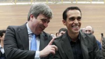Miguel Cardenal y Alberto Contador, durante el acto de presentaci&oacute;n en las instalaciones del CSD.
