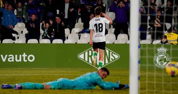 Bernabé, portero del Albacete, no pudo evitar el gol de Saúl, del Racing, en El Sardinero.