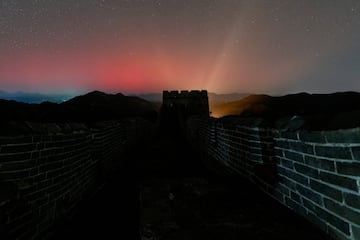 La aurora boreal, o luces del norte, ilumina el cielo sobre la Gran Muralla Jinshanling el 11 de octubre de 2024 en Chengde, provincia de Hebei, China. Una fuerte tormenta geomagnética golpeó la Tierra el 11 de octubre, lo que provocó que las luces del norte se extendieran hacia el sur.