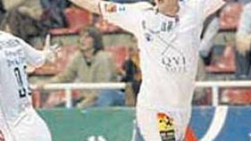 <b>EN REPOSO. </b>El extremo Dzomba se ha perdido los amistosos.