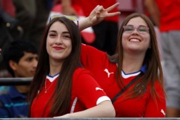 Hinchas de la seleccion chilena asisten al partido valido por las clasificatorias al mundial de Rusia 2018 contra Peru disputado en el estadio Nacional de Santiago, Chile.