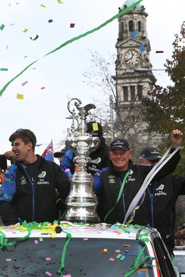 Los ganadores de la America's Cup pasean por las calles de Auckland (Nueva Zelanda) con el trofeo.