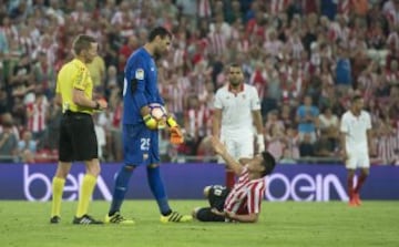 El árbitro Hernández Hernández expulsó a Sirigu por agredir a Aduriz.