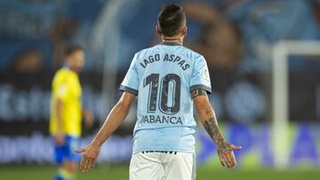 Iago Aspas realiza una reclamación durante el partido jugado en Balaídos entre el Celta y el Cádiz.