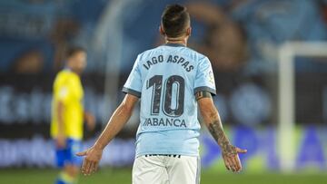 Iago Aspas realiza una reclamaci&oacute;n durante el partido jugado en Bala&iacute;dos entre el Celta y el C&aacute;diz.