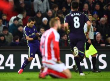 0-1. Stoke City-Manchester City. Aguero celebró el primer tanto.