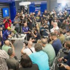 Intento frustrado de foto con Rossi, Márquez y Lorenzo