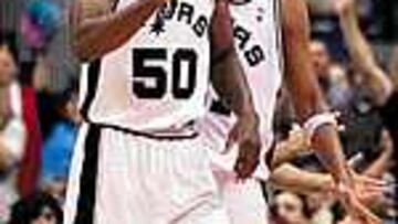 APODO POCO AGRADABLE. David Robinson y Tim Duncan forman ya un tándem clásico en San Antonio, calificado casi desde el principio como 'Twin Towers'.