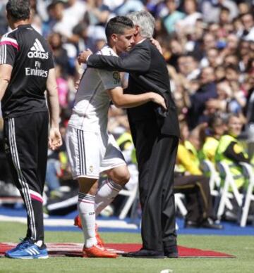 El colombiano volvió tras dos meses alejado de los terrenos de juego tras su lesión el 4 de febrero ante el Sevilla. James con Ancelotti.