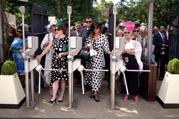 Esta semana se celebra en Ascot, al sur de Inglaterra, la tradicional y pintoresca carrera de caballos con la presencia de la realeza británica.