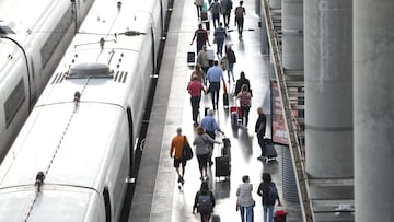 Varios pasajeros con maletas en el andén de un tren en la estación de Puerta de Atocha, a 28 de octubre de 2022, en Madrid (España). Con motivo del próximo puente de Todos los Santos, la compra de billetes de tren se ha disparado un 124%, según las ventas registradas en la plataforma Trainline, gracias al impulso de las nuevas rutas liberalizadas, donde ya operan nuevas marcas de bajo coste. La ruta de alta velocidad que enlaza Madrid con Valencia ha multiplicado por siete sus ventas en esta plataforma, en la que ya opera el tren low cost de Renfe, Avlo, así como la operadora de bajo coste Ouigo.
28 OCTUBRE 2022;ATOCHA;PUENTE DE TODOS LOS SANTOS;ESTACIÓN;OPERACIÓN SALIDA;VIAJES;TREN
AVE;TRANSPORTE
Marta Fernández Jara / Europa Press
28/10/2022