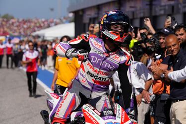 Alegría de Jorge Martín encima de su moto al llegar a boxes y celebrar con su equipo el triunfo en el GP de San Marino.