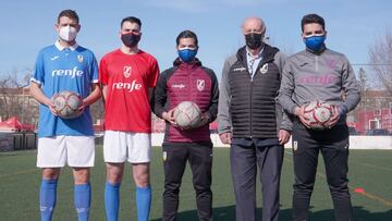 Del Bosque posa con las equipaciones de la Ferro.