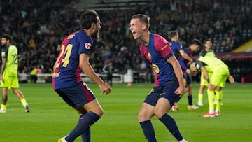 El centrocampista del FC Barcelona Dani Olmo (d) celebra su gol durante el partido de la jornada 33 de LaLiga que FC Barcelona y RCD Mallorca disputan hoy martes en el Estadi Olímpic Lluís Companys, en Barcelona.