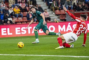 El delantero del Racing de Ferrol rescató a su equipo cuando más lo necesitaba, con un gol que puso el momentáneo 1-1. La manera en la que acomodó el cuerpo para pegarla al interior de la portería fue extraordinaria.