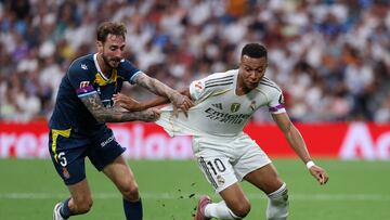 Soccer Football - LaLiga - Real Madrid v Espanyol - Santiago Bernabeu, Madrid, Spain - September 20, 2025 Espanyol's Fernando Calero in action with Real Madrid's Kylian Mbappe REUTERS/Juan Medina
