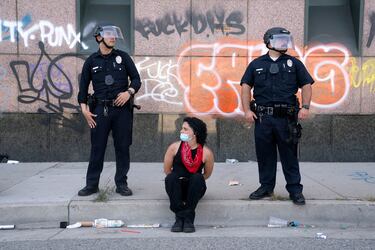 La policía detiene a una persona durante una protesta contra las redadas federales de inmigración en el centro de Los Ángeles.