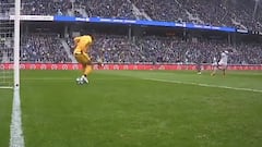Este arquero metió la pelota en su propio arco: ¡iba afuera!