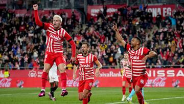 GIRONA, SPAIN - JANUARY 14: Yangel Herrera of Girona FC celebrates with teammates after scoring the team's second goal during the LaLiga Santander match between Girona FC and Sevilla FC at Montilivi Stadium on January 14, 2023 in Girona, Spain. (Photo by Alex Caparros/Getty Images)