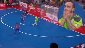 Ricardinho misses open goal... honestly, no word of a lie