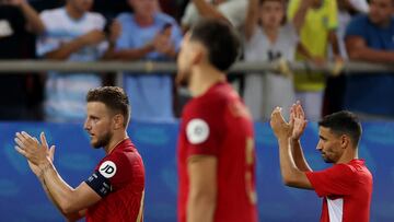 Soccer Football - UEFA Super Cup - Manchester City v Sevilla - Georgios Karaiskakis Stadium, Athens, Greece - August 16, 2023 Sevilla's Ivan Rakitic and teammates look dejected after the match REUTERS/Alkis Konstantinidis