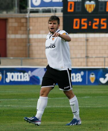 El delantero español llegó al Mestalla, filial del Valencia, en 2009, donde estuvo hasta que subió al primer equipo en la temporada 2013-14. Defendió la camiseta del Getafe durante la temporada 2022-23. 