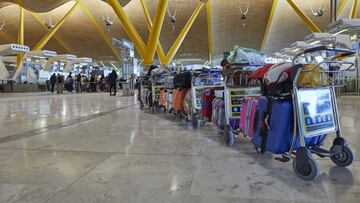 Una fila de maletas distribuidas en las instalaciones de la Terminal 4 del aeropuerto Madrid-Barajas Adolfo Suárez