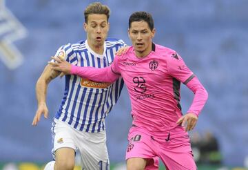 Sasa Lukic, jugador del Levante, y Canales, de la Real Sociedad.