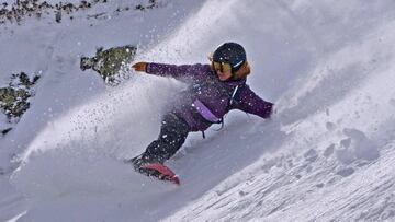 La snowboarder de Reus N&uacute;ria Castan pillando nieve polvo con su tabla de snowboard en primavera.