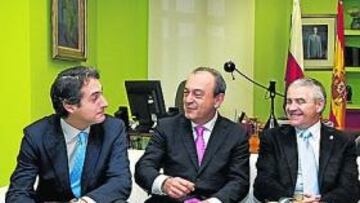 <b>MANOS A LA OBRA. </b> Reunión entre Javier López Marcano, Iñigo de la Serna y Francisco Pernía.
