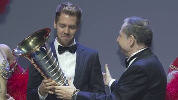 Jean Todt entrega a Sebastian Vettel el trofeo de campe&oacute;n del mundo de F&oacute;rmula 1. 