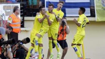 Bruno Soriano (i) celebra con sus compañeros su gol frente al Athletic.