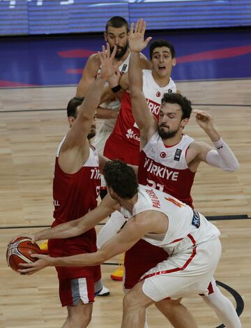 El pívot de la selección española, Pau Gasol, intenta lanzar el balón ante la oposición de los jugadores turcos Semih Erden y Sertac Sanli.