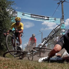 Froome y Landa salvan caídas y Movistar sale crecido del pavés