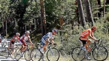 <b>DUREZA. </b>Astarloza y Leipheimer comandan el grupo de escapados en Navacerrada, donde se hizo la selección definitiva.